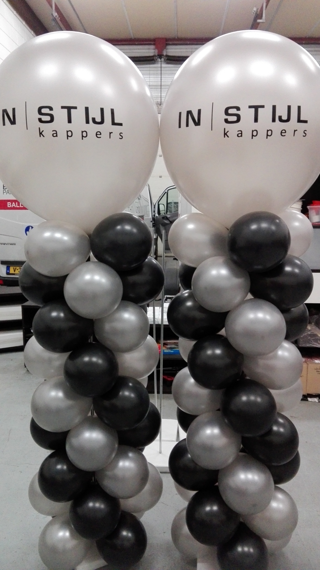 pad knijpen Immuniseren ballonnen pilaren met naam, logo en leeftijd stickers € 50,00 p.st. -  ballonnen decoraties - ballonnen, helium ballonnen, ballonnenboog,  ballonnenpilaar, ballonnen decoraties