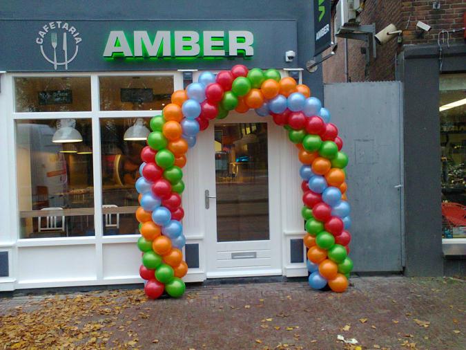 opening snackbar te Klundert met een ballonnenboog